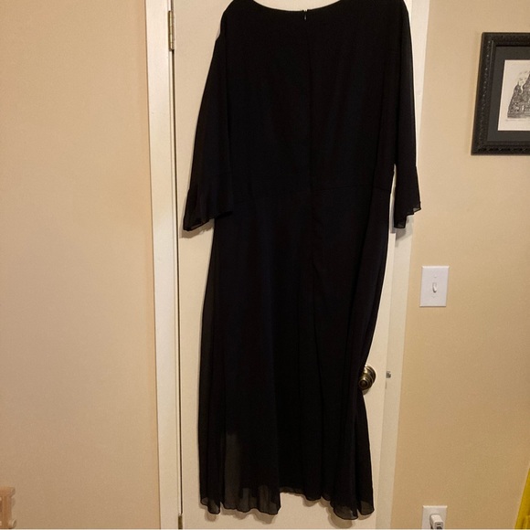 Plus color block mesh overlay pleated detail black white dress - Picture 5 of 8